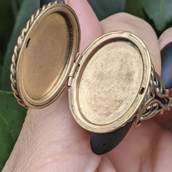 **IN SEARCH OF THIS RING** - Picture 4 of 6